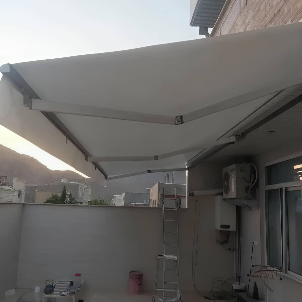 سایبان برقی با سنسور باد و باران در خرم آباد با حسگر نصب شده سایبان برقی با سنسور باد و باران در خرم آباد با حسگر نصب شده