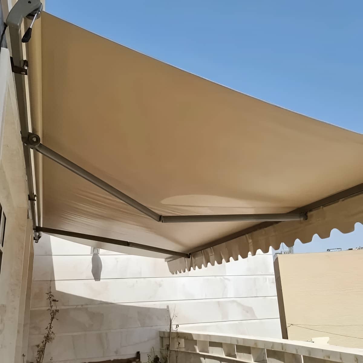 سایبان برقی در فضاهای تجاری خرم آباد با سازه تقویت شده سایبان برقی در فضاهای تجاری خرم آباد با سازه تقویت شده