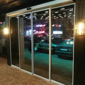 درب اتوماتیک شیشه ای در خرم آباد با فریم آلومینیومی نقره ای
