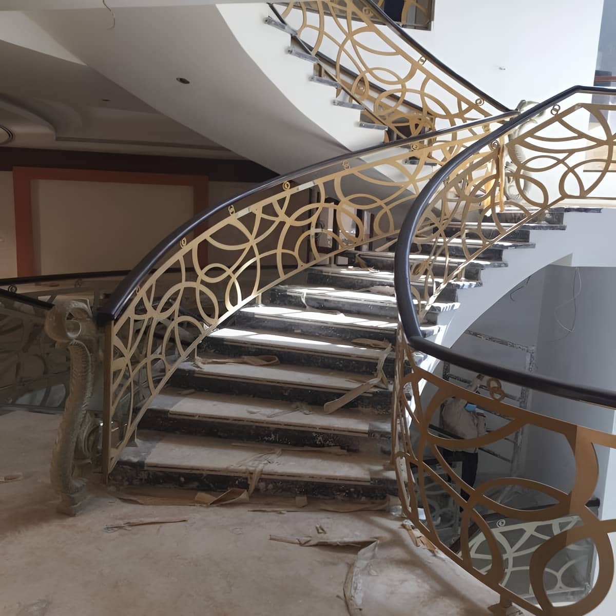 نرده سی ان سی حیاط در خرم آباد با رنگ مشکی مقاوم