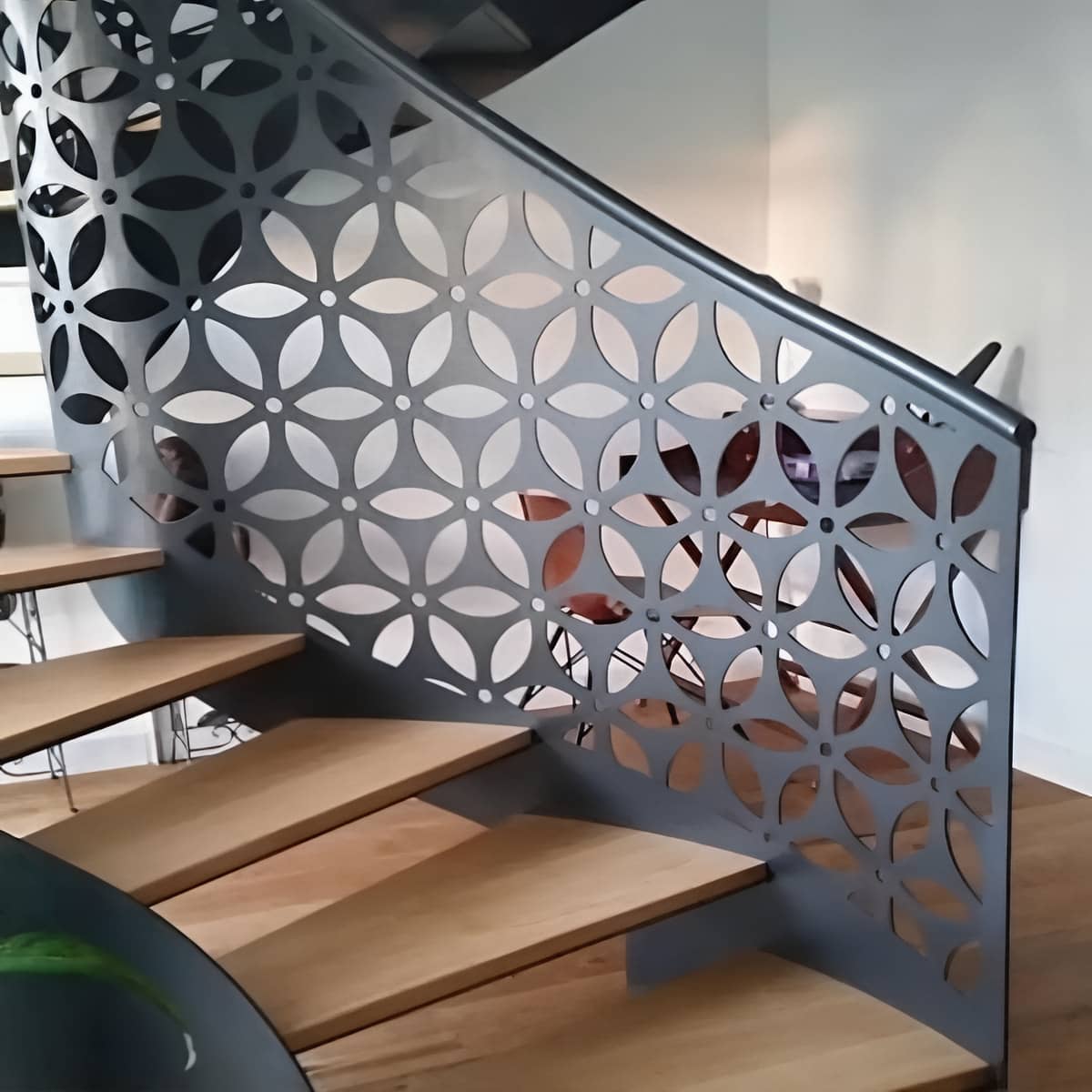 نرده سی ان سی حیاط در خرم آباد برای کنترل دید محوطه