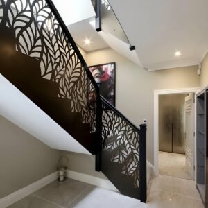نرده سی ان سی حیاط در خرم آباد با طرح هندسی مدرن