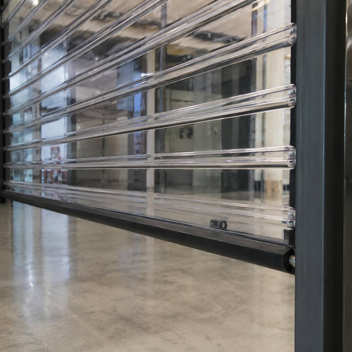 کرکره برقی ویترین فروشگاه در خرم آباد با تیغه پانچ دار طوسی