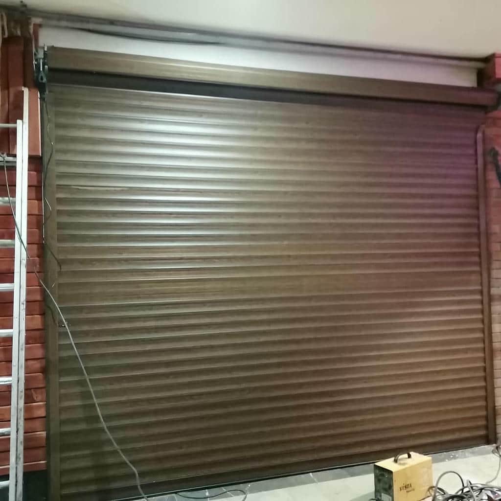 کرکره برقی صنعتی سوله و کارخانه در خرم آباد با یراق صنعتی سنگین