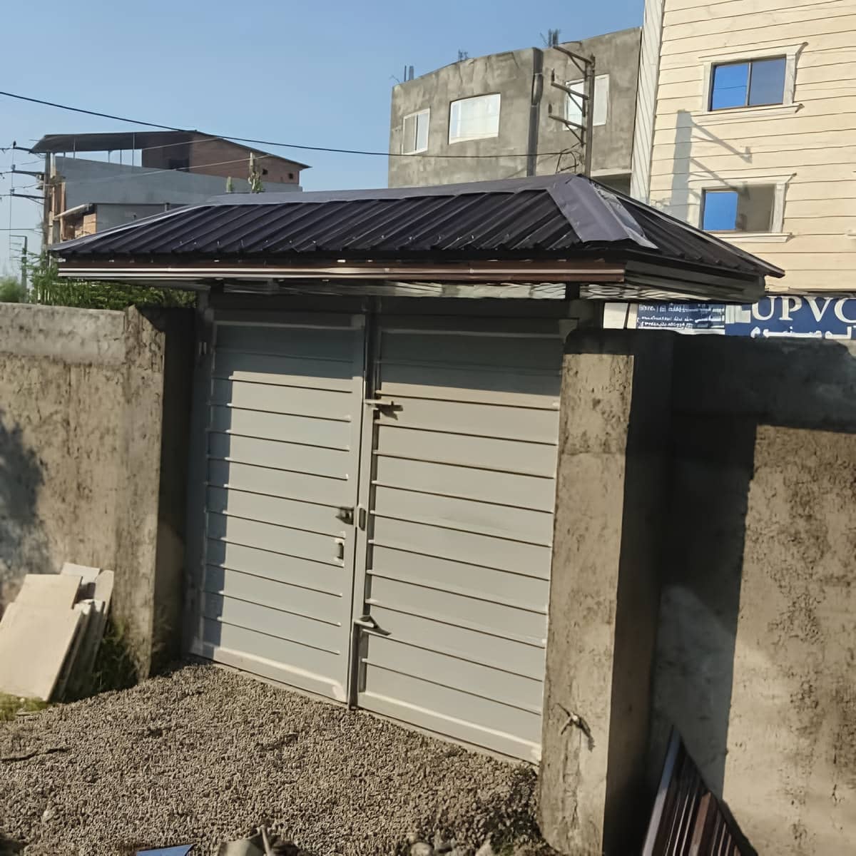 آردواز سقف شیبدار در خرم آباد با پوشش مقاوم هماهنگ با نمای ساختمان