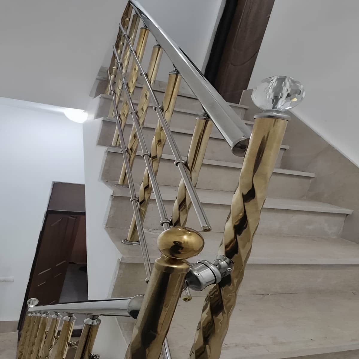 نرده استیل گرید 304 ضدزنگ در خرم آباد با سطح براق نرده استیل گرید 304 ضدزنگ در خرم آباد با سطح براق