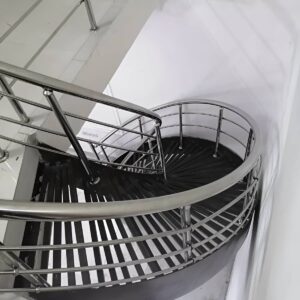 نرده استیل سفارشی پروژه‌ای در خرم آباد با طراحی راه پله