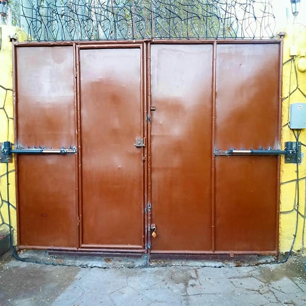 رفع صدای جک درب پارکینگ در خرم آباد هنگام محکم کردن پایه رفع صدای جک درب پارکینگ در خرم آباد هنگام محکم کردن پایه