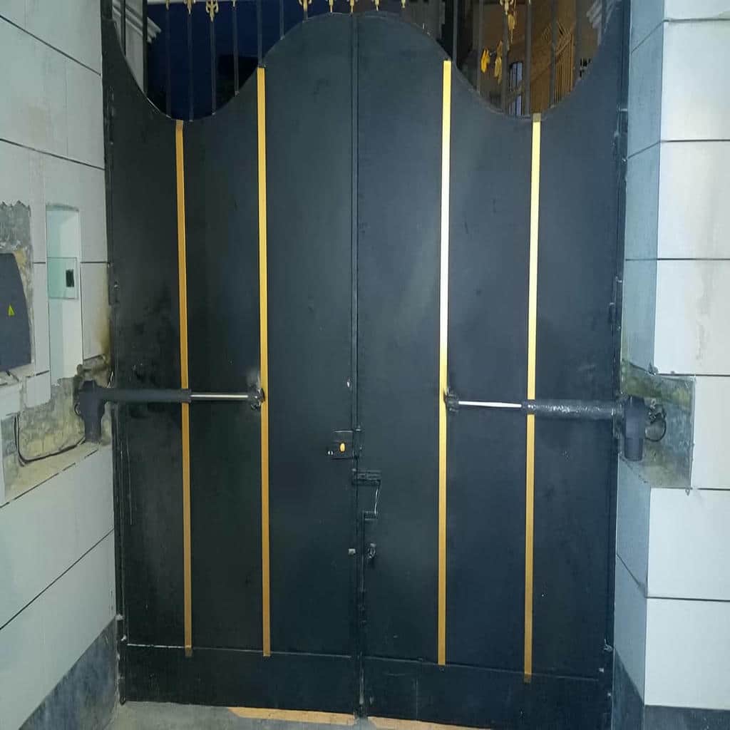 جک درب پارکینگ در خرم آباد همراه تابلو فرمان نصب شده روی دیوار جک درب پارکینگ در خرم آباد همراه تابلو فرمان نصب شده روی دیوار
