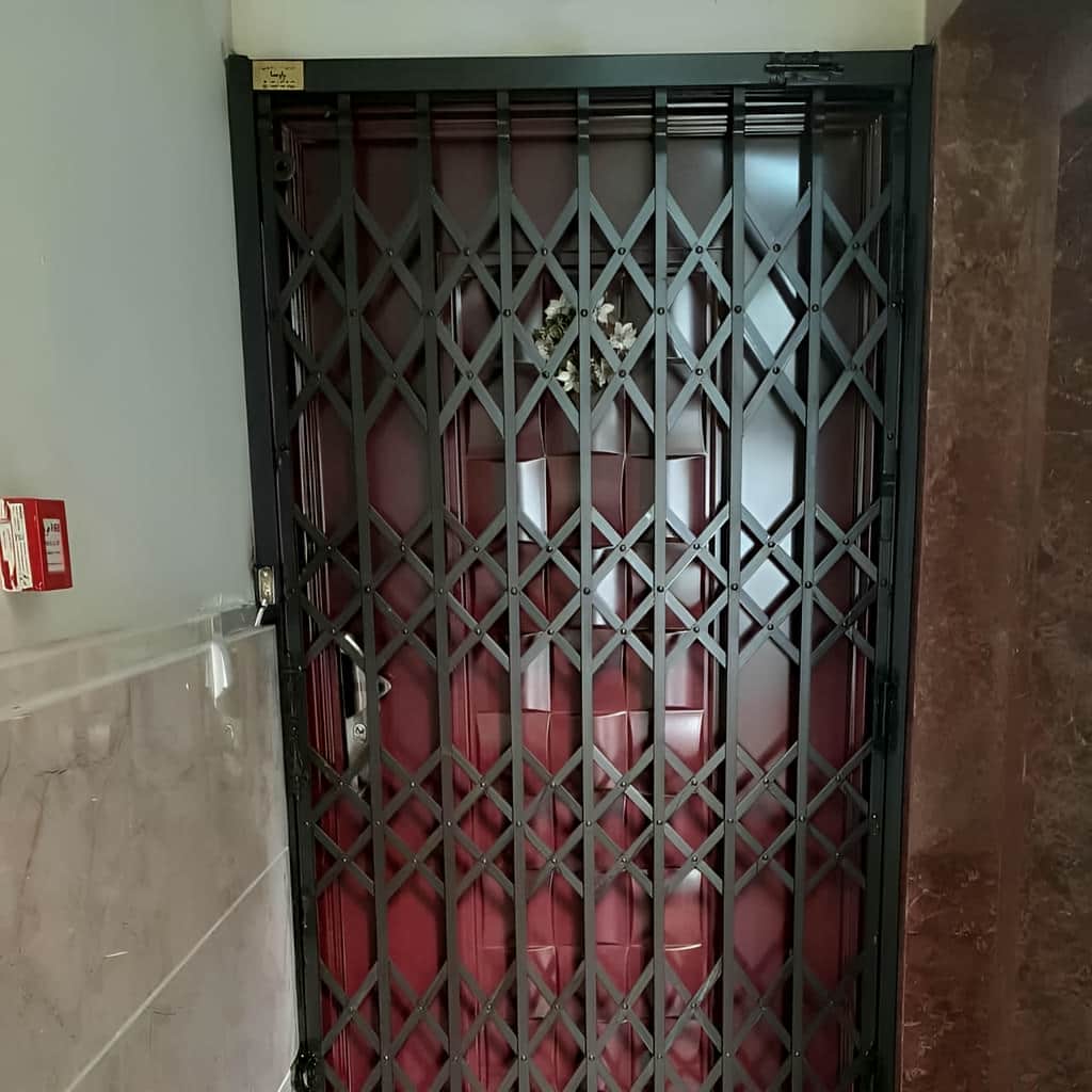 درب آکاردئونی چهار گل لوزی با شبکه منظم در خرم آباد