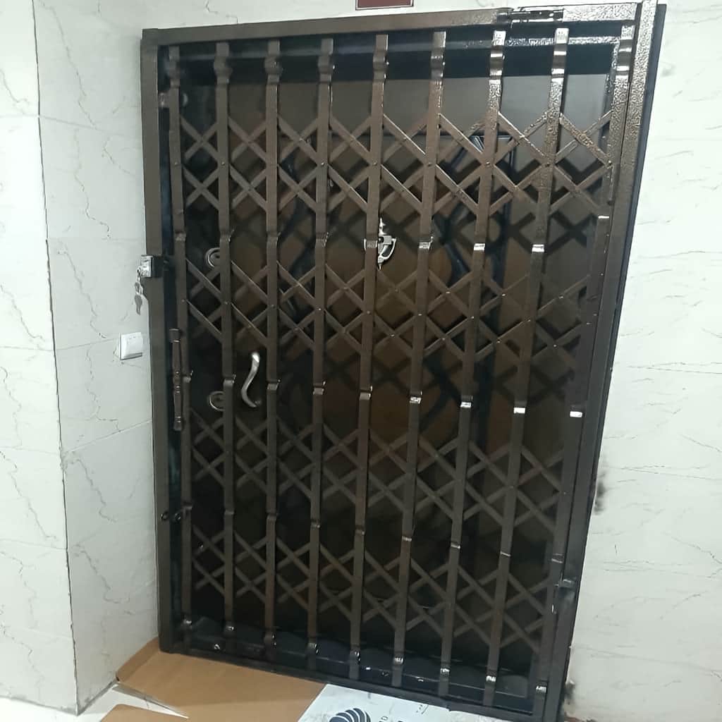 نصب درب آکاردئونی چهار گل لوزی روی ورودی در خرم آباد