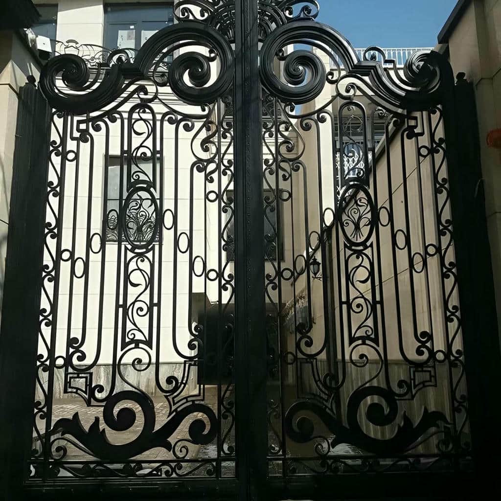 درب حیاط شاسی سنگین ورق‌دار با لولای مقاوم در خرم آباد