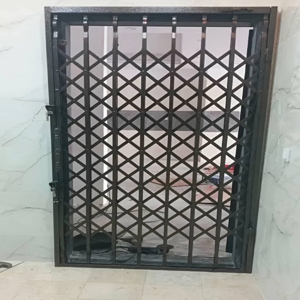 حفاظ پشت درب آپارتمان ریلی با مسیر حرکت تراز در خرم آباد حفاظ پشت درب آپارتمان ریلی با مسیر حرکت تراز در خرم آباد