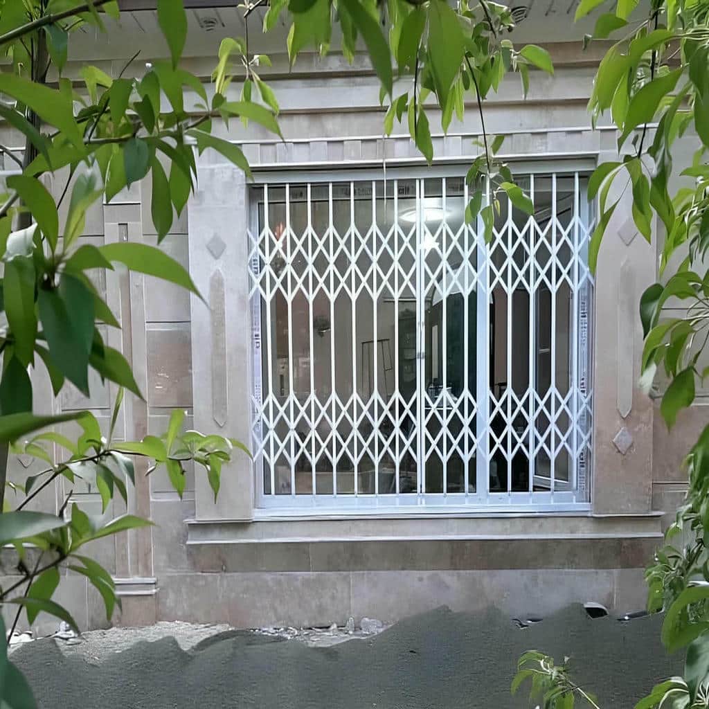 درب آکاردئونی ضد سرقت چهار گل با شبکه متراکم در خرم آباد