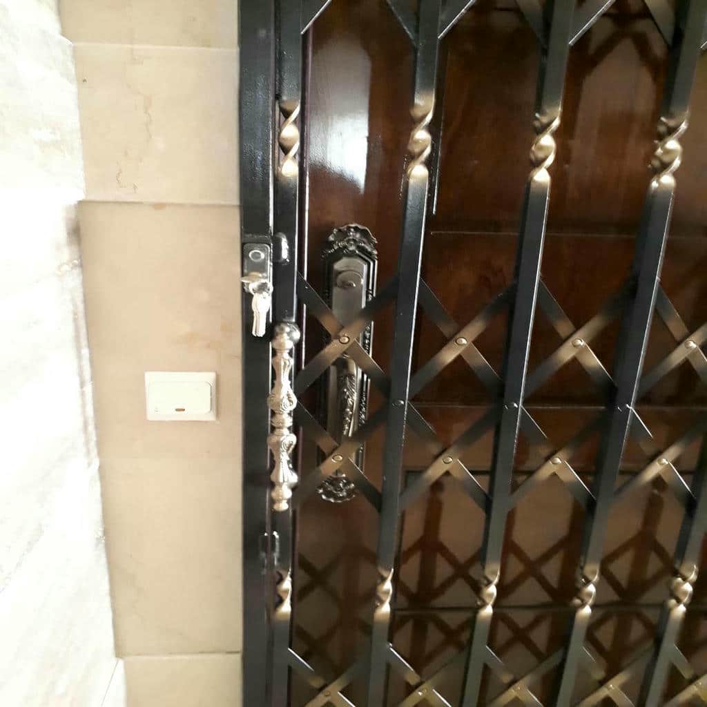 نصب درب حفاظ فلزی ورودی واحد با چهارچوب تراز در خرم آباد