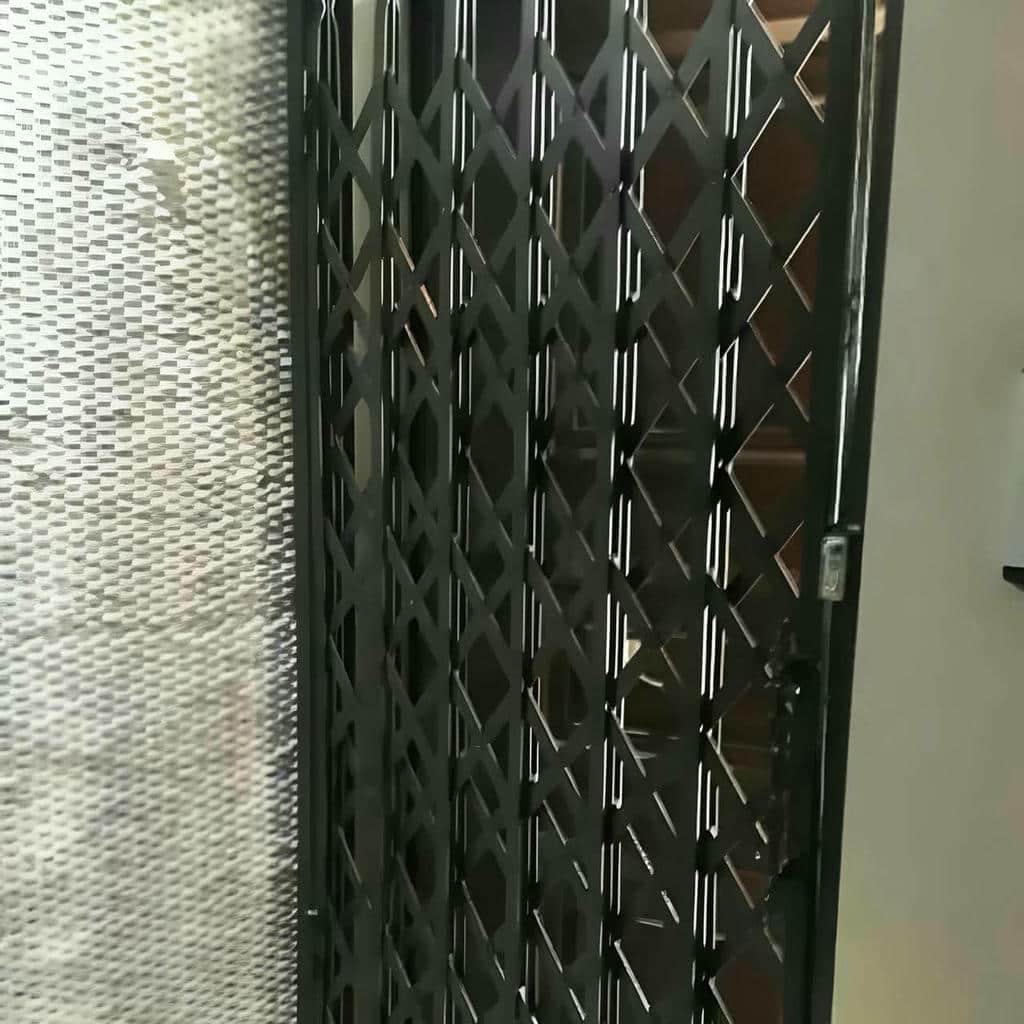 حفاظ درب ضد سرقت فلزی با اتصال و جوش دقیق در خرم آباد