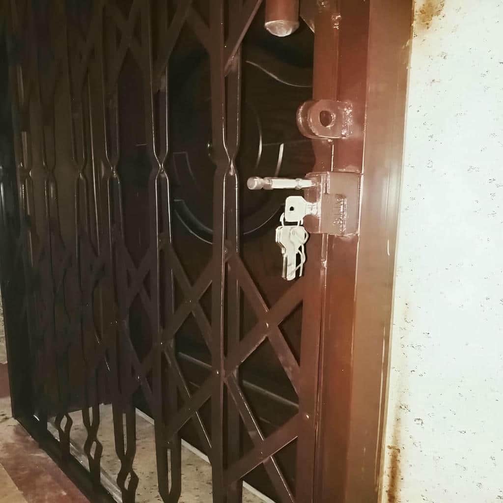 نصب درب آکاردئونی سلطنتی گل دار روی ورودی در خرم آباد