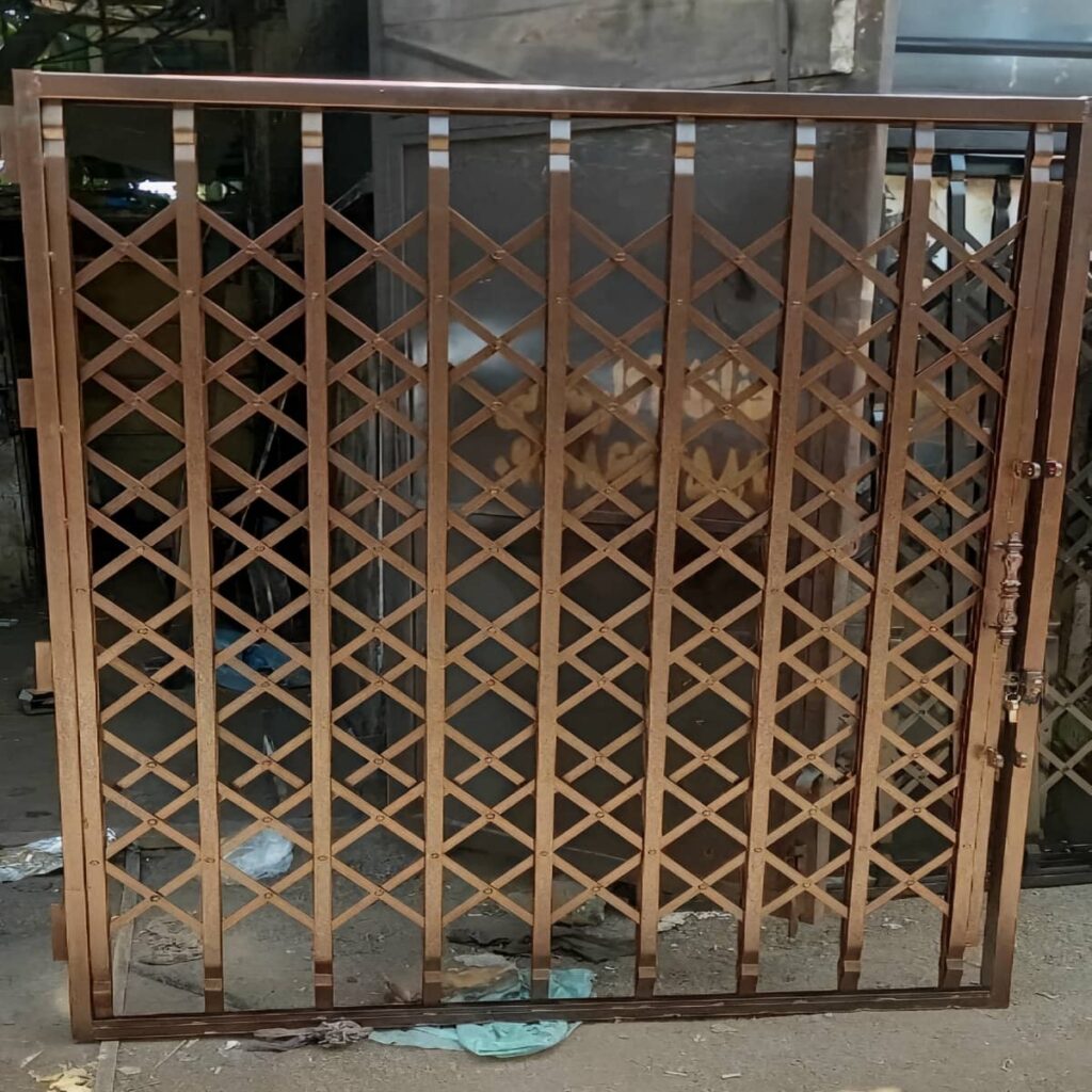 گارد آکاردئونی سلطنتی با گل فلزی در خرم آباد