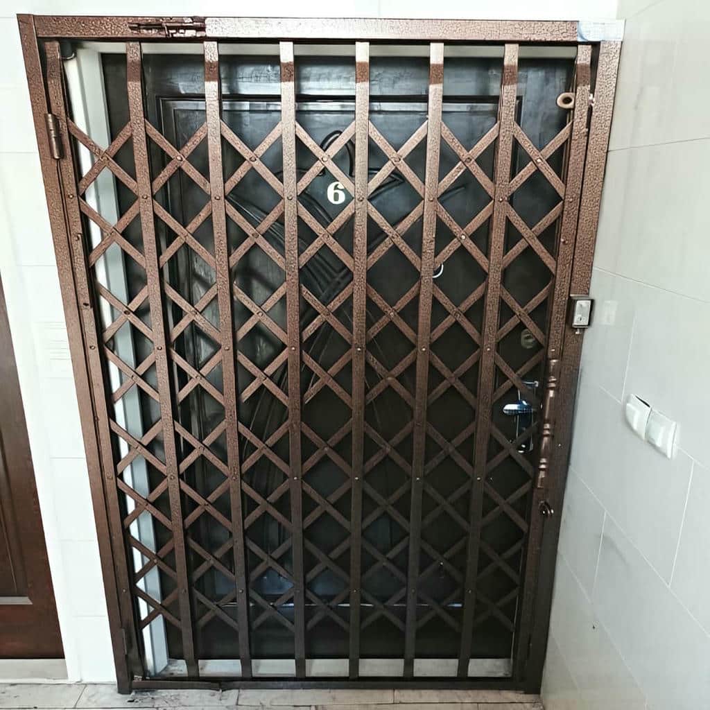 حفاظ درب ضد سرقت فلزی با شبکه متراکم در خرم آباد