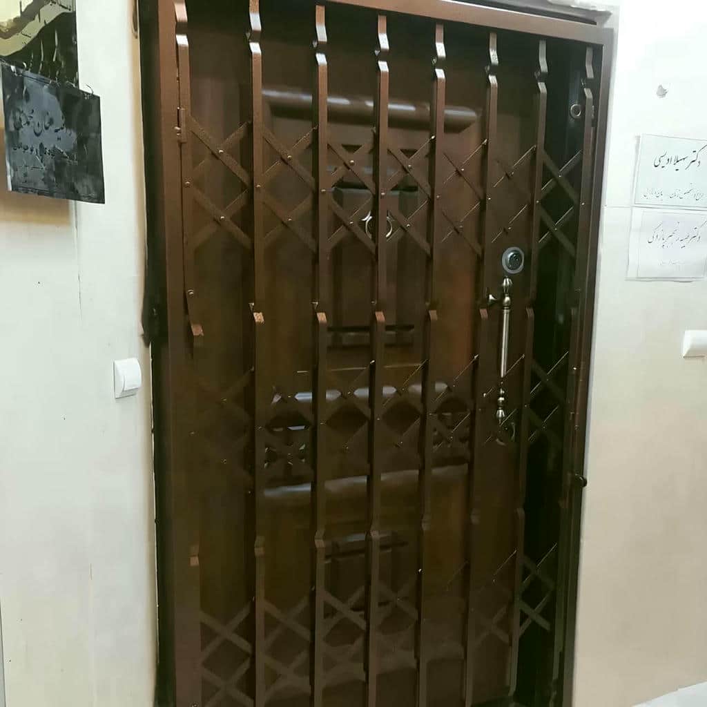 حفاظ درب ضد سرقت فلزی با اتصال و جوش دقیق در خرم آباد