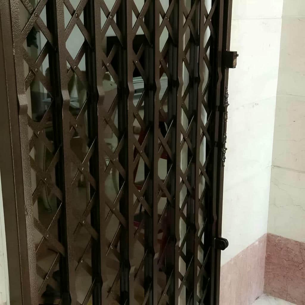اجرای گارد درب ورودی فلزی واحد با لولای مناسب در خرم آباد اجرای گارد درب ورودی فلزی واحد با لولای مناسب در خرم آباد