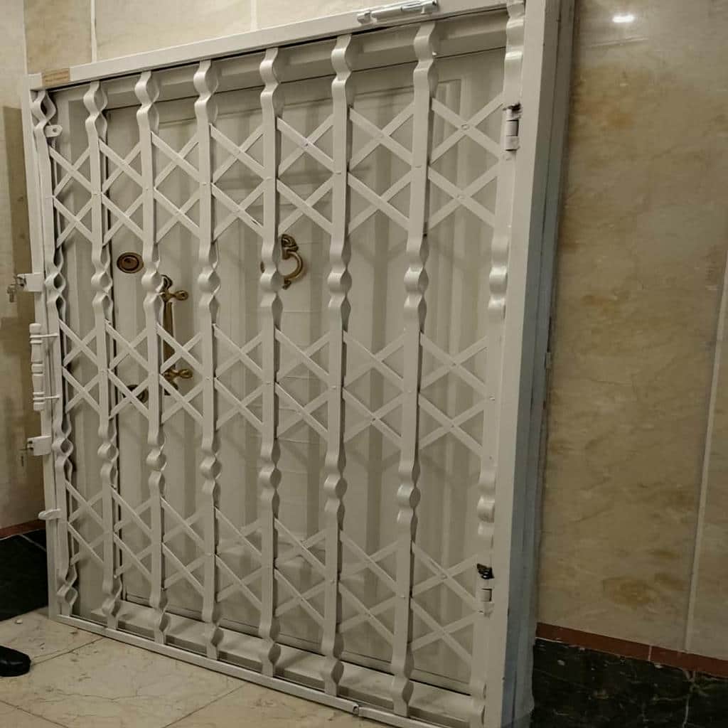 نصب درب آکاردئونی ضد سرقت روی ورودی آپارتمان در خرم آباد