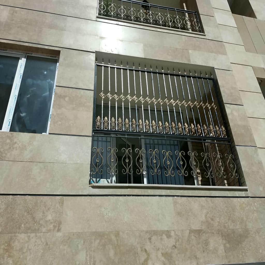 حفاظ پنجره فرفورژه گل نرده با طرح مرکزی در خرم آباد حفاظ پنجره فرفورژه گل نرده با طرح مرکزی در خرم آباد