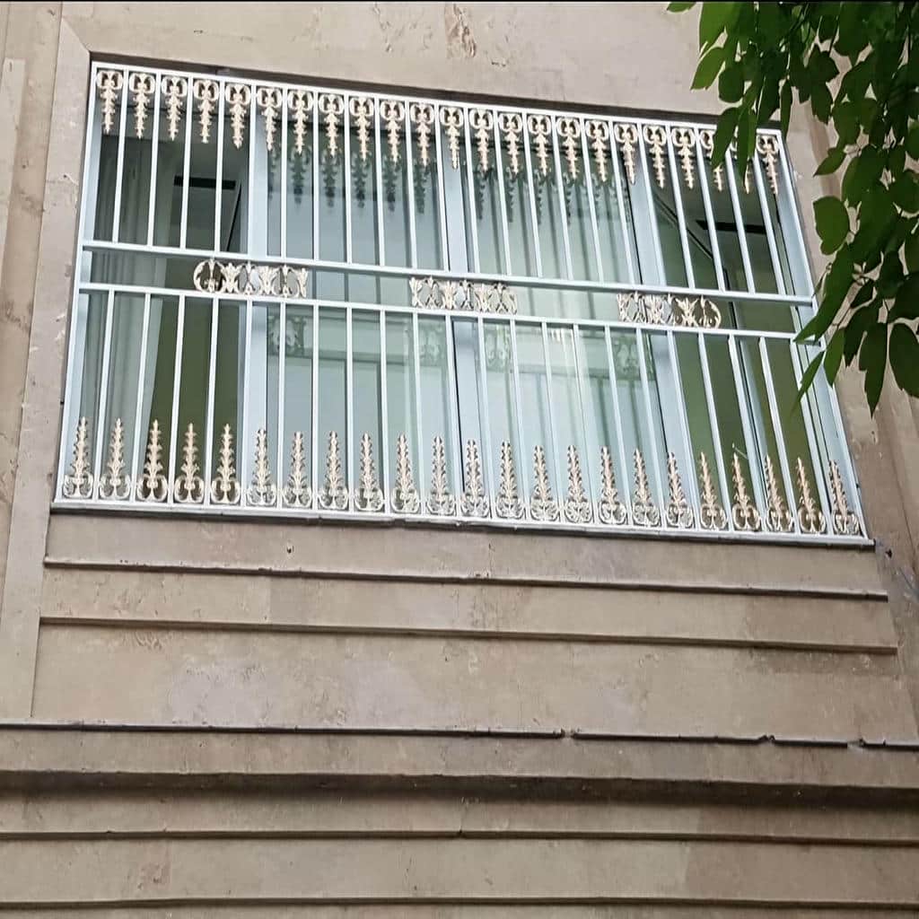 حفاظ پنجره فرفورژه گل نرده کم‌تراکم برای پنجره در خرم آباد