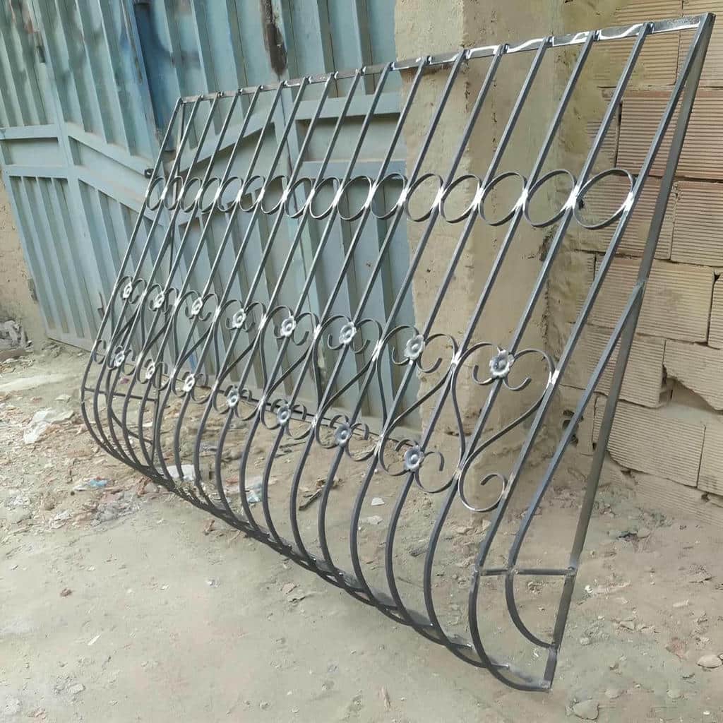 حفاظ پنجره ثابت پیچ و رولپلاک هندسی برای نما در خرم آباد حفاظ پنجره ثابت پیچ و رولپلاک هندسی برای نما در خرم آباد