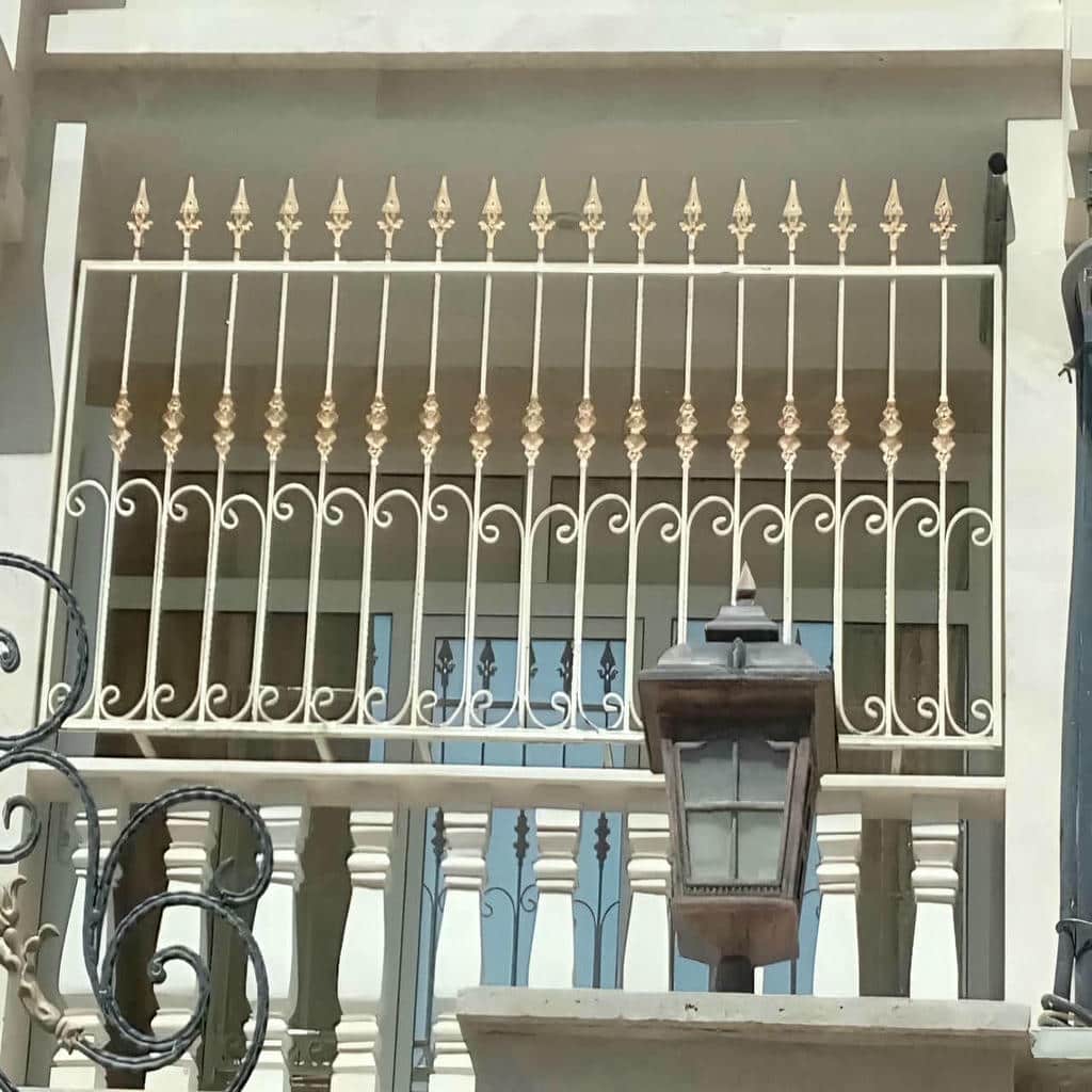 حفاظ پنجره مدرن شبکه هندسی مربعی برای نمای ساختمان در خرم آباد