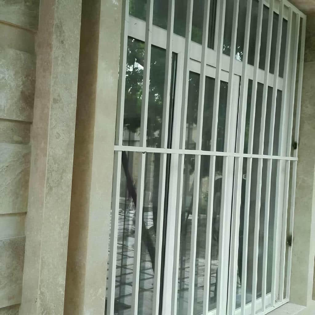 نصب حفاظ پنجره ویلایی نمای باغ با قاب تراز در خرم آباد