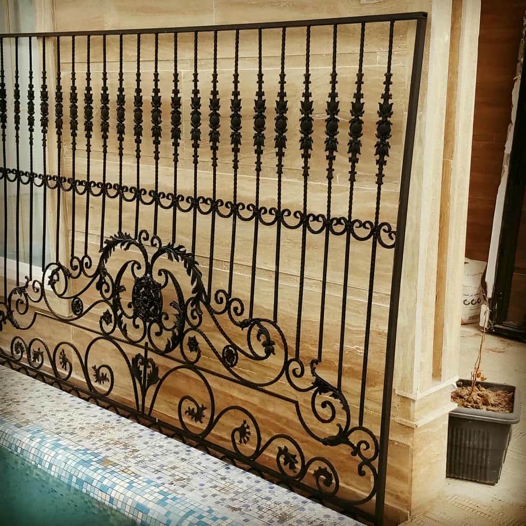 نرده پنجره فرفورژه گل دار با ترنج مرکزی در خرم آباد