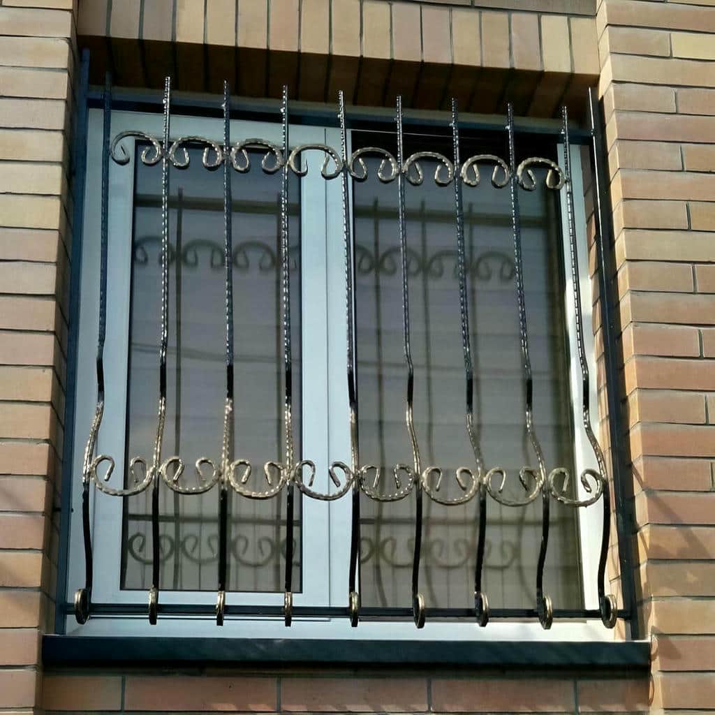 حفاظ پنجره فرفورژه گل نرده با تزئینات حاشیه‌ای در خرم آباد