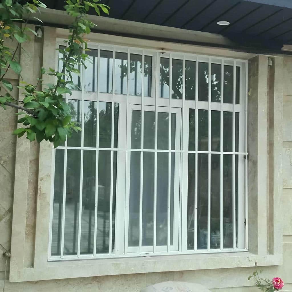حفاظ پنجره ویلایی نمای باغ با دید باز در خرم آباد