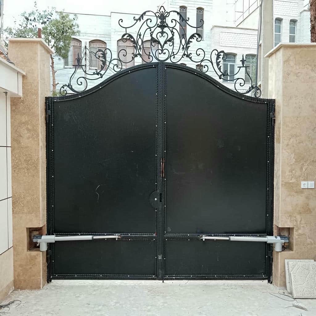 اجرای جک درب پارکینگ سنگین کورس بلند با تنظیم دقیق بازو در خرم آباد