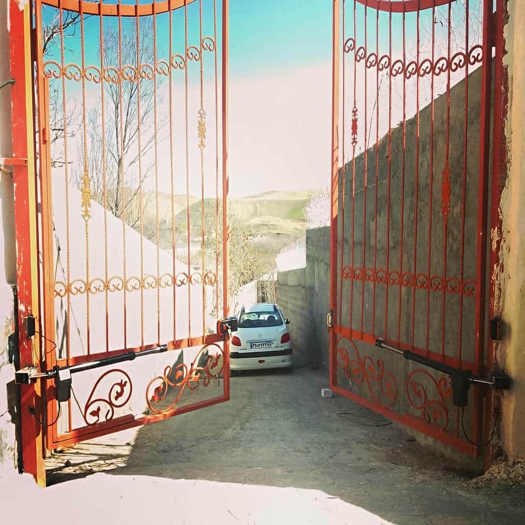 نصب جک پارکینگی بازویی دو لنگه روی درب فلزی در خرم آباد