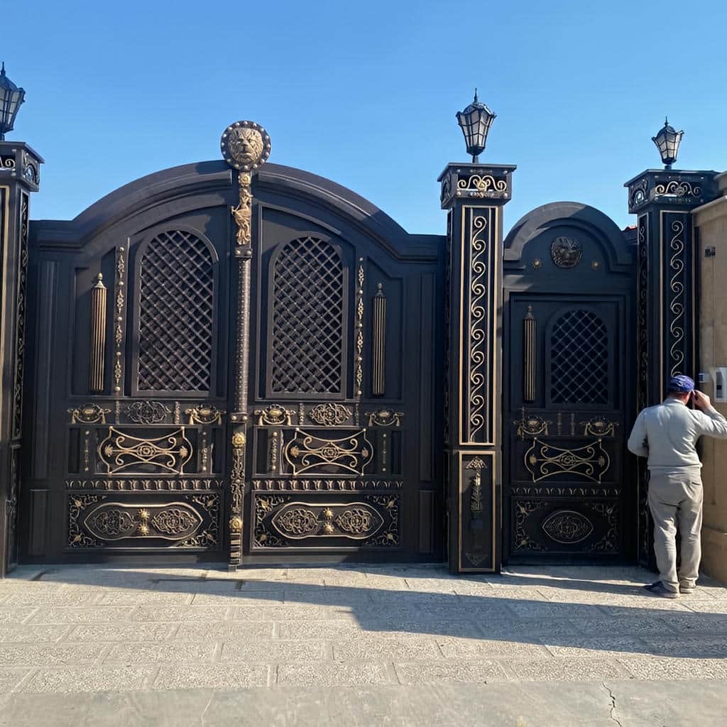 خرید درب آهنی حیاط طرح مدرن با کلاف مقاوم در خرم آباد