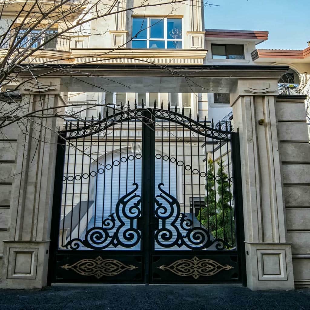 درب فلزی لاکچری نمای ویلا قاب‌دار در خرم آباد