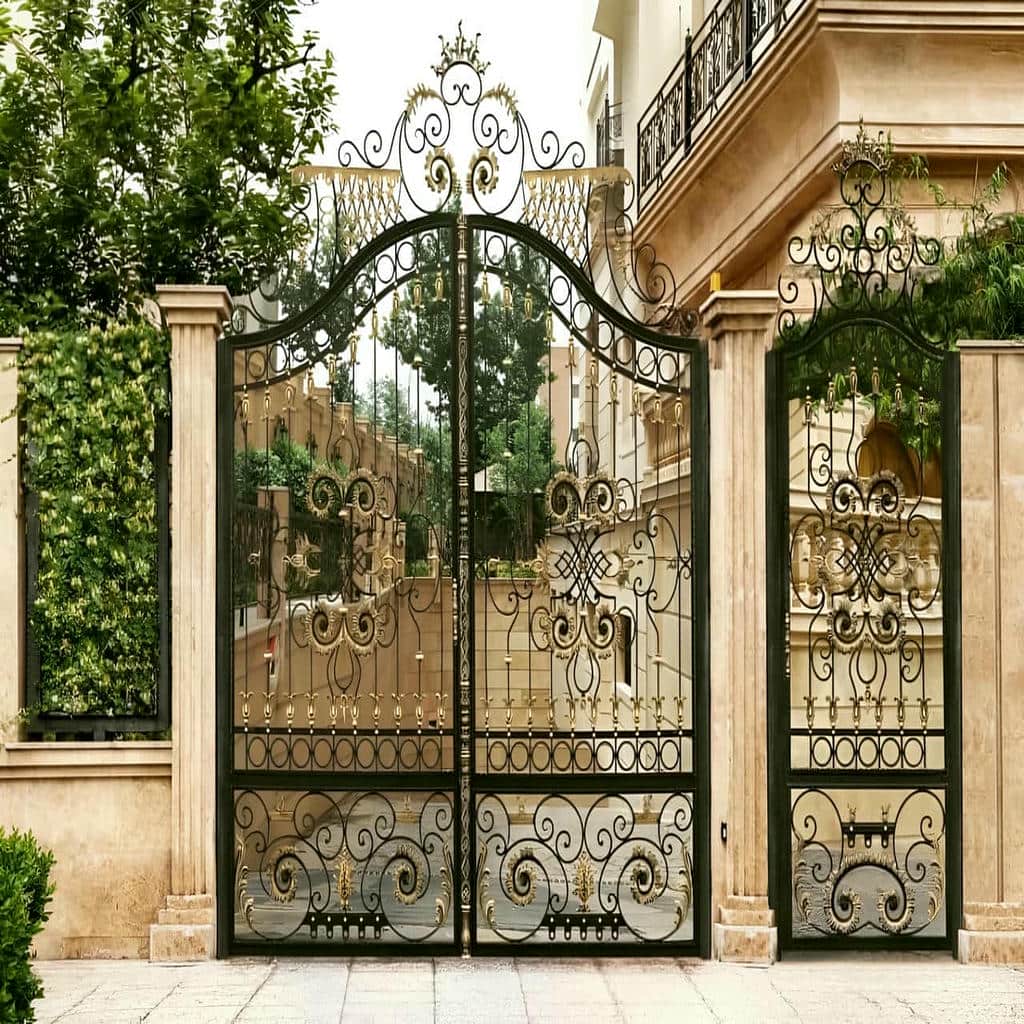 درب ویلایی فرفورژه تاج‌دار نمای رومی در خرم آباد