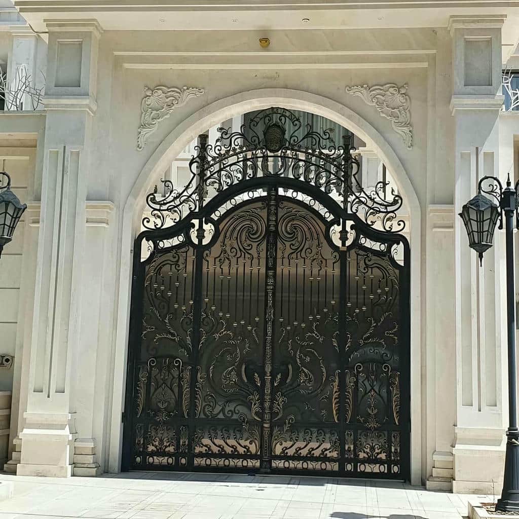 سفارش درب پارکینگ لوکس ورودی ویلا با اندازه‌گیری دقیق در خرم آباد