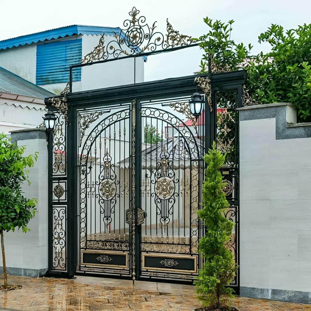 خرید درب پارکینگ کلاسیک کتیبه دار متناسب با نمای ساختمان در خرم آباد