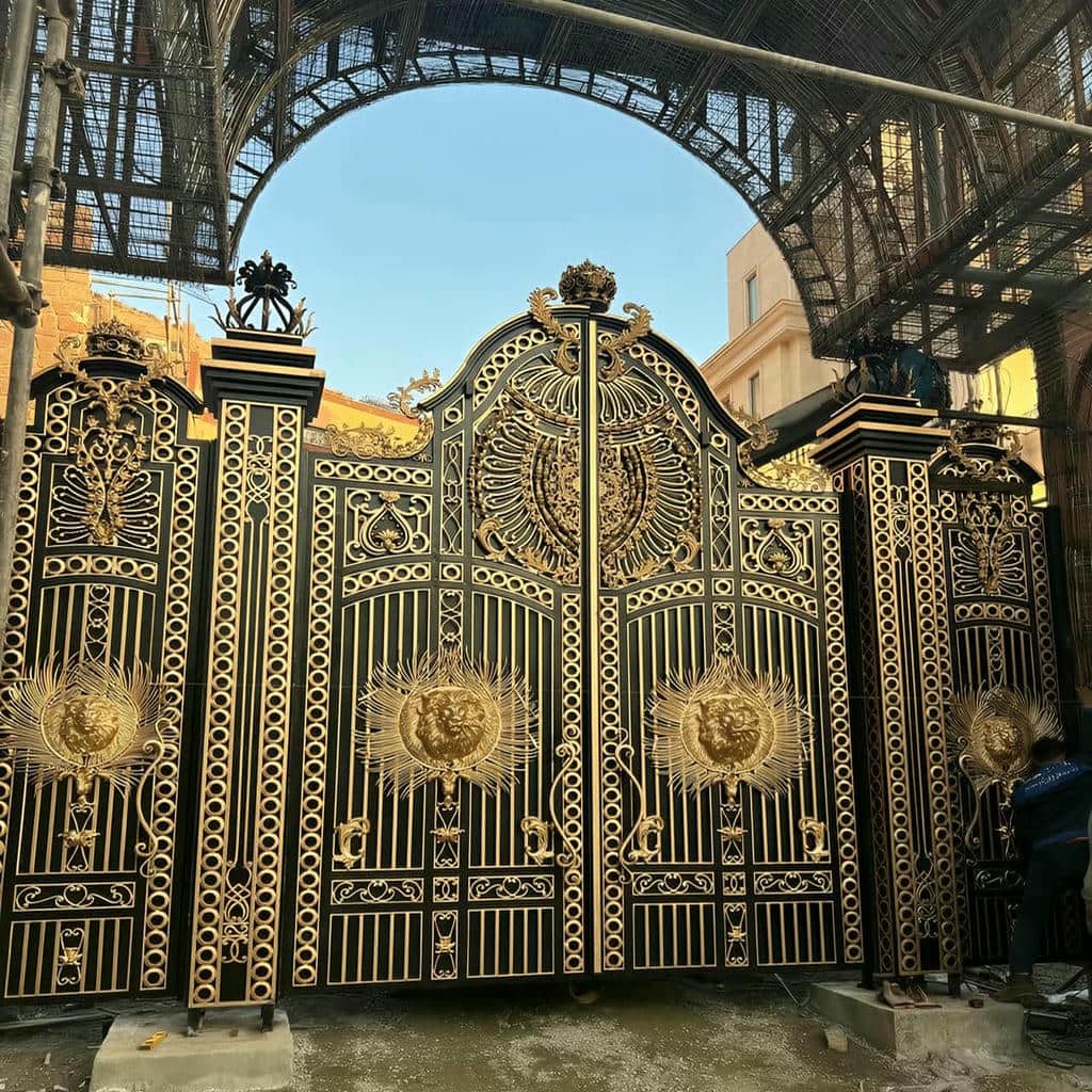 نصب درب حیاط فلزی دو لنگه با رگلاژ دقیق لولا در خرم آباد